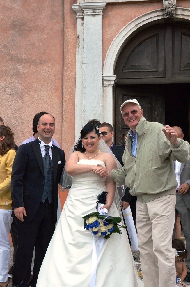 il Presidente Onorario Antonio Serena accorre a porgere gli auguri alla neo Sposa a Burano